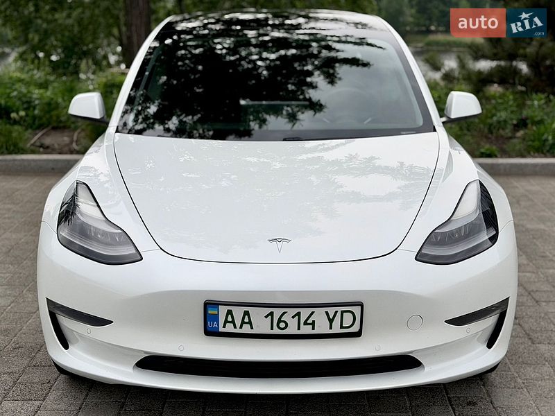 Седан Tesla Model 3 2021 в Киеве