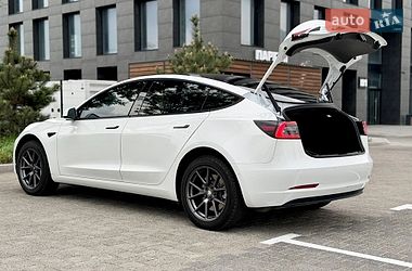 Седан Tesla Model 3 2021 в Киеве