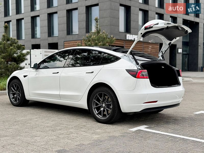 Седан Tesla Model 3 2021 в Киеве