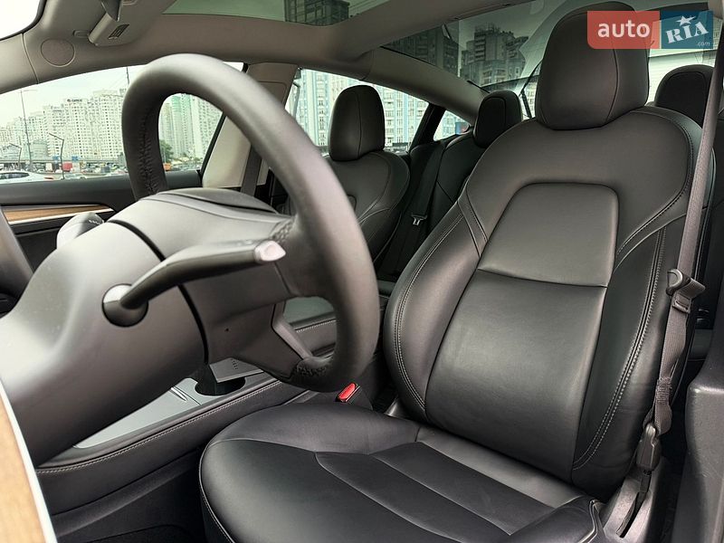 Седан Tesla Model 3 2021 в Киеве