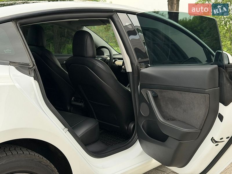 Седан Tesla Model 3 2021 в Киеве