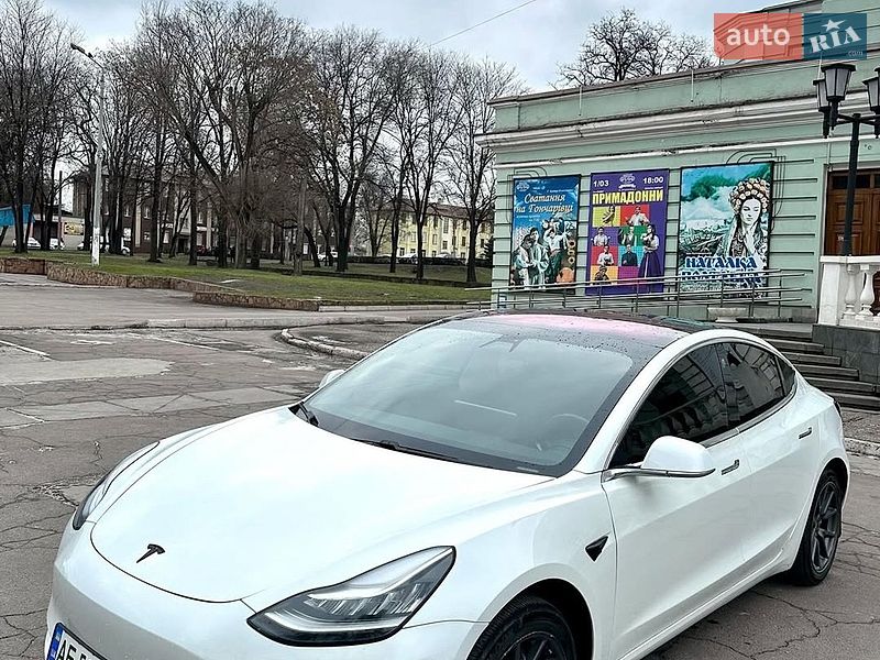 Седан Tesla Model 3 2018 в Львове