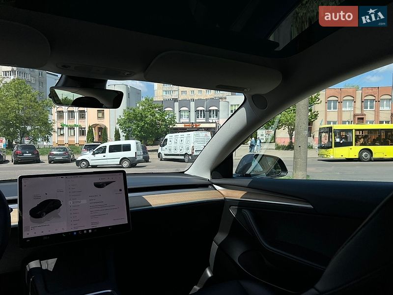 Седан Tesla Model 3 2022 в Львове
