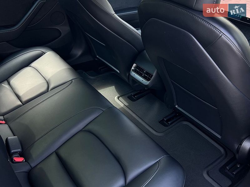 Седан Tesla Model 3 2022 в Львове