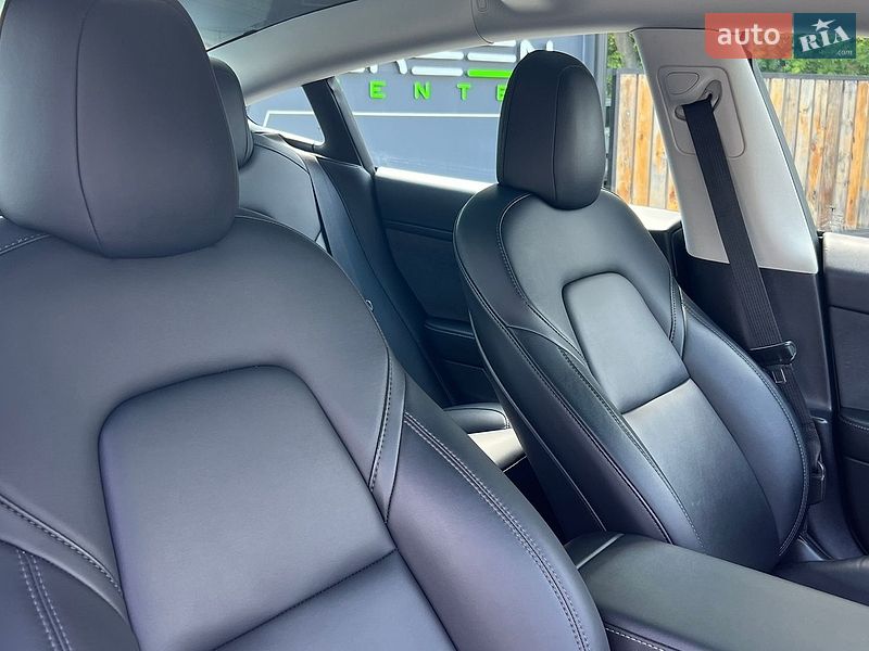 Седан Tesla Model 3 2022 в Львове