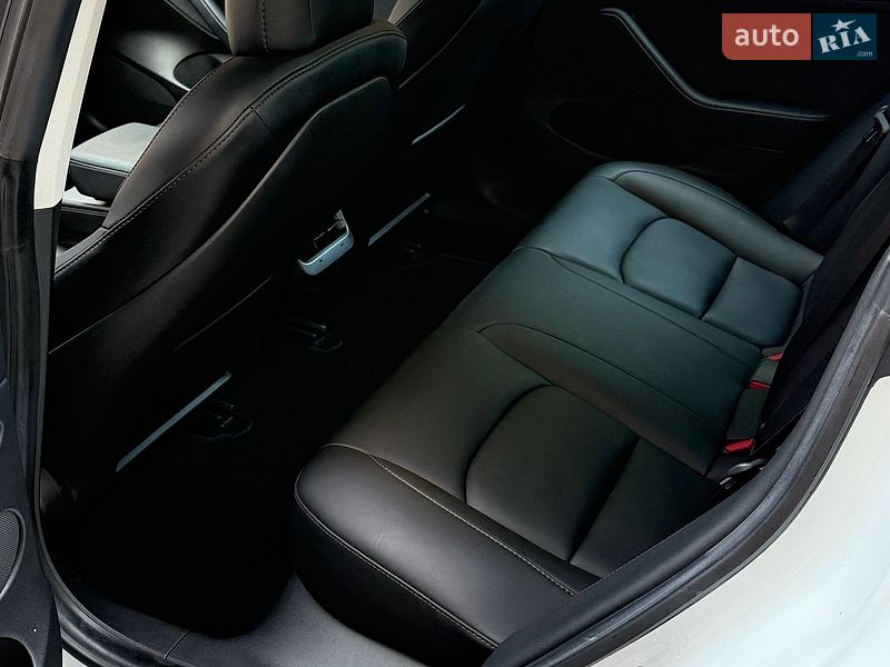 Седан Tesla Model 3 2022 в Луцке