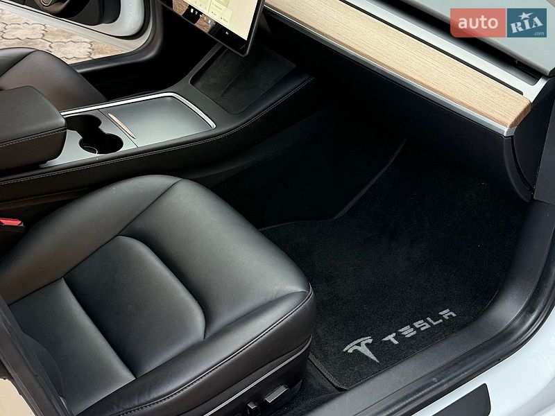 Седан Tesla Model 3 2022 в Луцке
