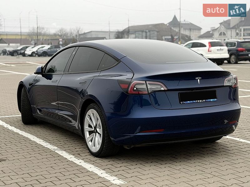Седан Tesla Model 3 2022 в Черновцах