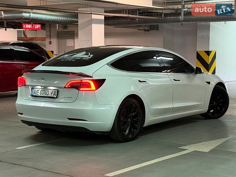 Седан Tesla Model 3 2020 в Львові