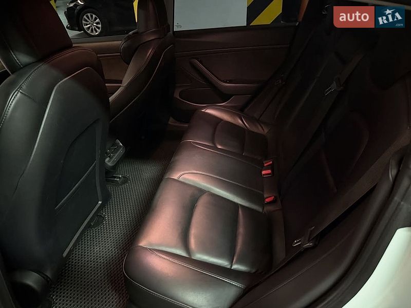 Седан Tesla Model 3 2020 в Львові