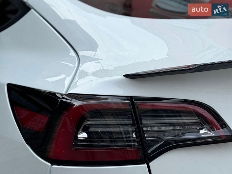 Седан Tesla Model 3 2022 в Кременце