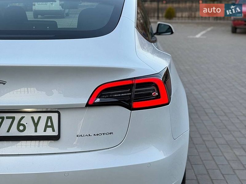 Седан Tesla Model 3 2021 в Луцке