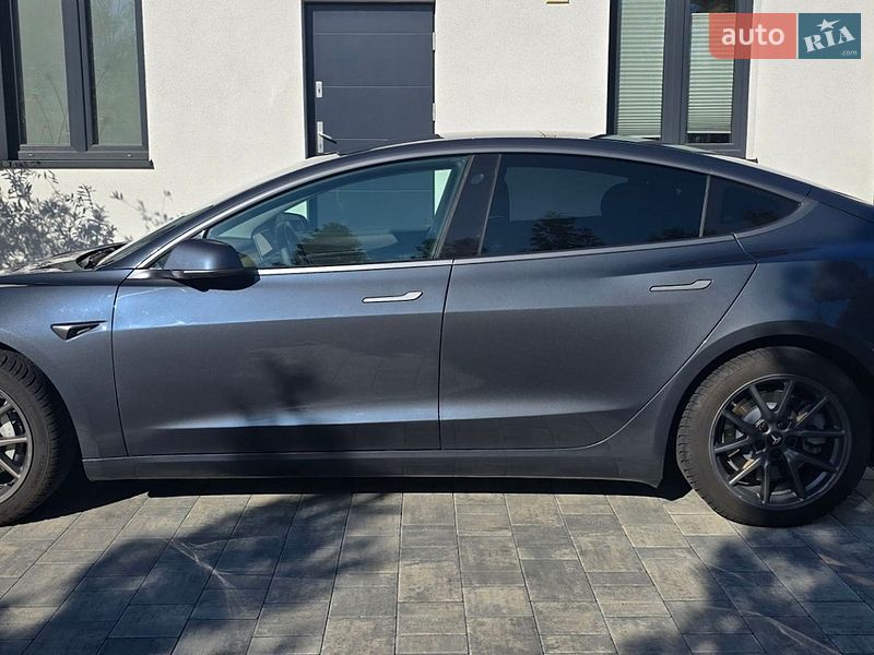 Седан Tesla Model 3 2020 в Львове