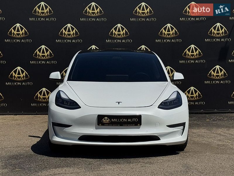 Седан Tesla Model 3 2021 в Киеве
