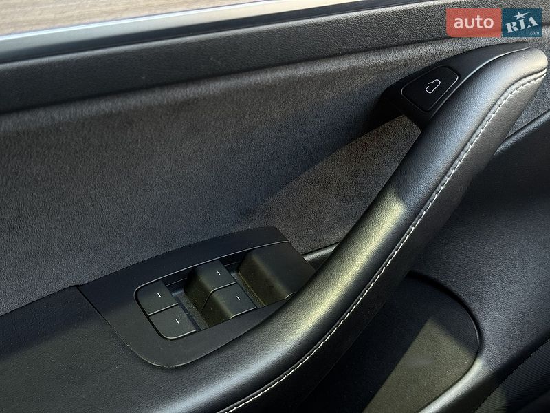 Седан Tesla Model 3 2021 в Киеве