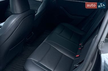 Седан Tesla Model 3 2024 в Дубні
