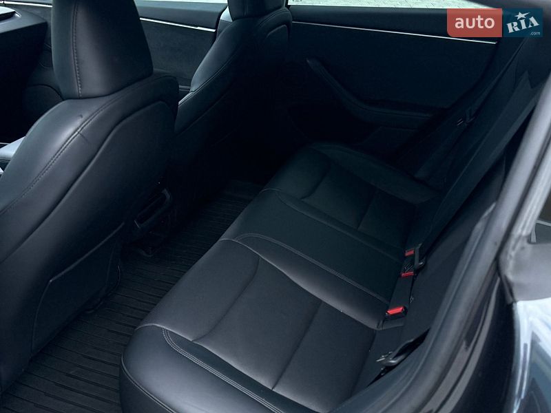 Седан Tesla Model 3 2024 в Дубні