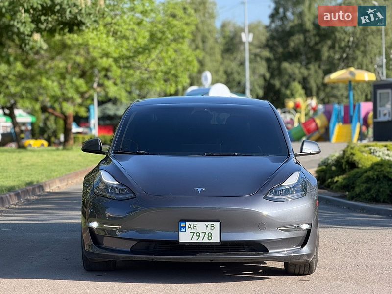 Седан Tesla Model 3 2023 в Кам'янському