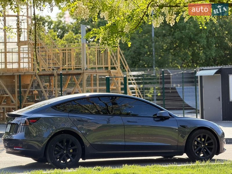 Седан Tesla Model 3 2023 в Кам'янському
