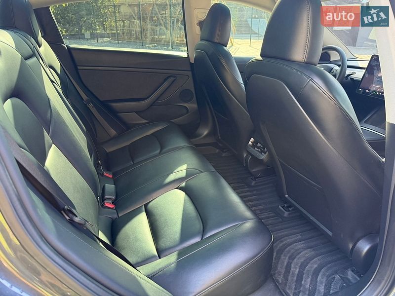 Седан Tesla Model 3 2023 в Кам'янському