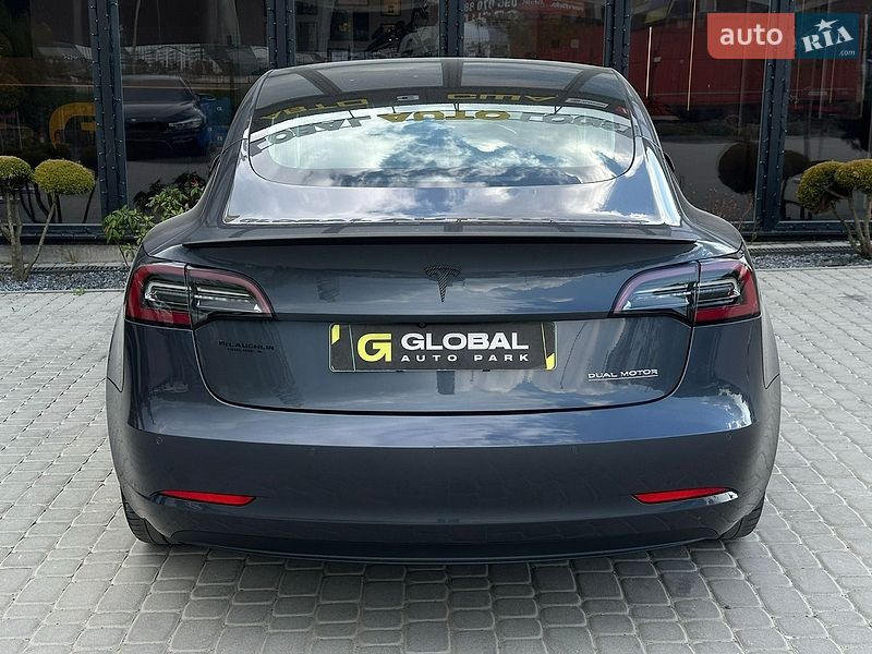 Седан Tesla Model 3 2020 в Львове