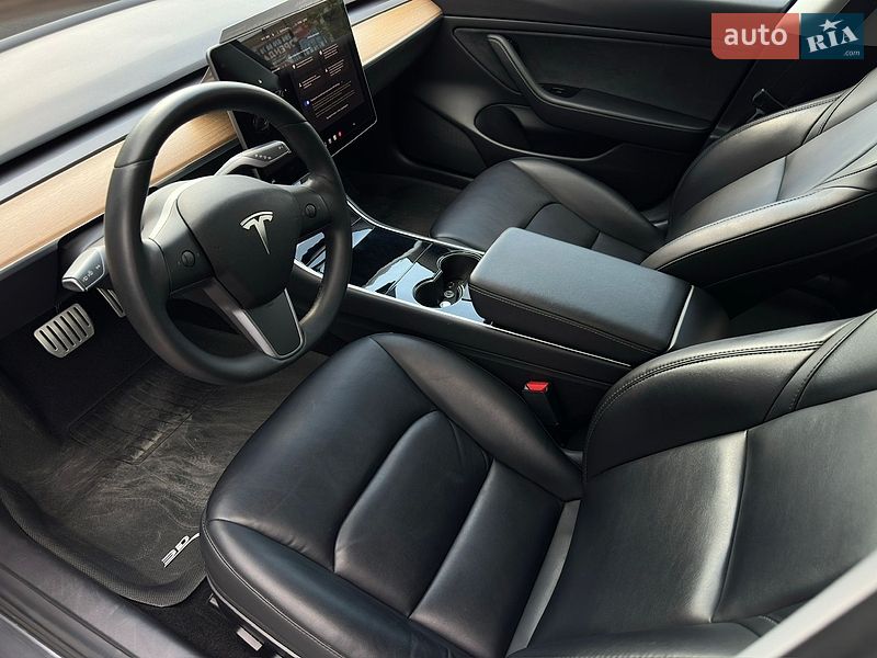 Седан Tesla Model 3 2020 в Львове