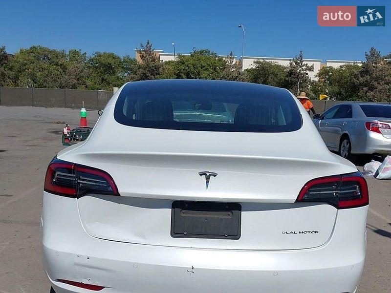 Седан Tesla Model 3 2019 в Львове