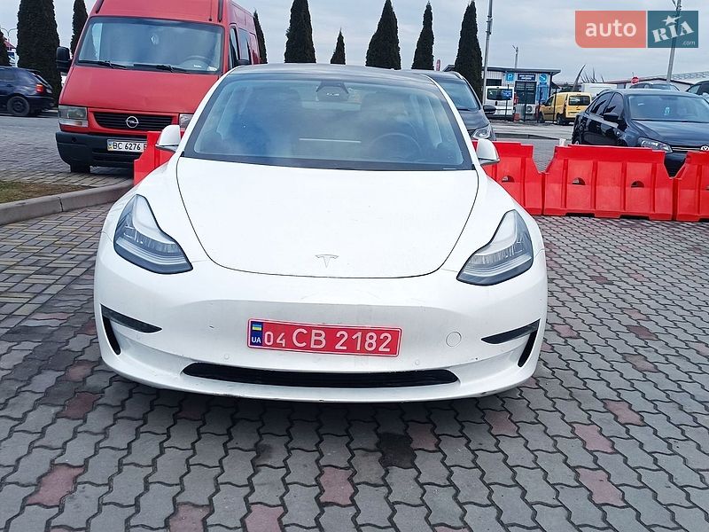Седан Tesla Model 3 2019 в Львове