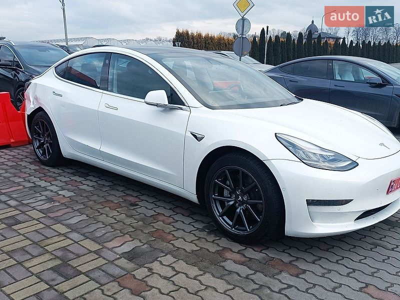 Седан Tesla Model 3 2019 в Львове