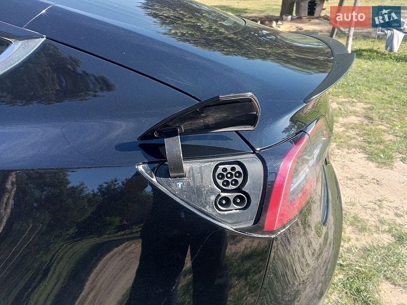 Седан Tesla Model 3 2019 в Новояворівську