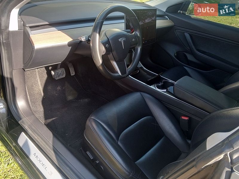 Седан Tesla Model 3 2019 в Новояворівську
