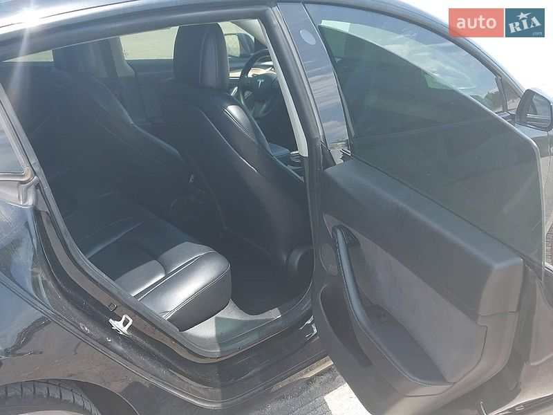 Седан Tesla Model 3 2018 в Львові