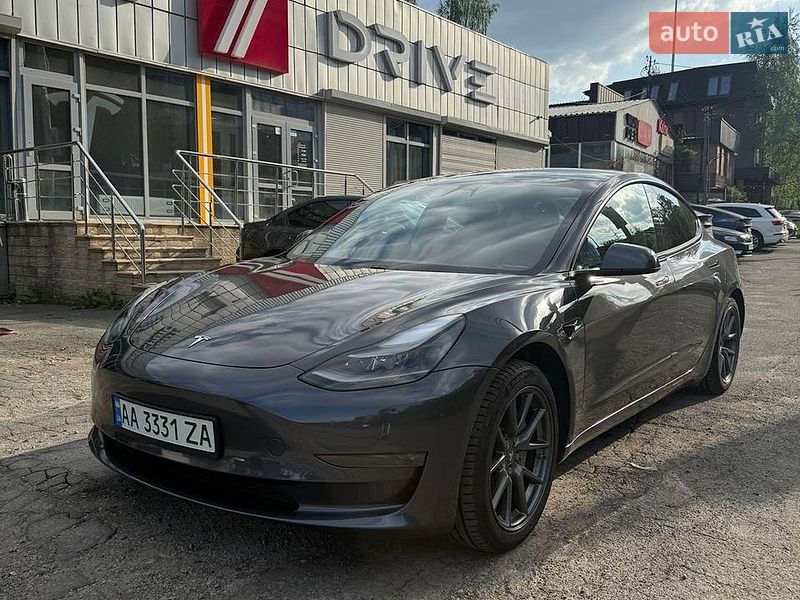 Седан Tesla Model 3 2021 в Киеве