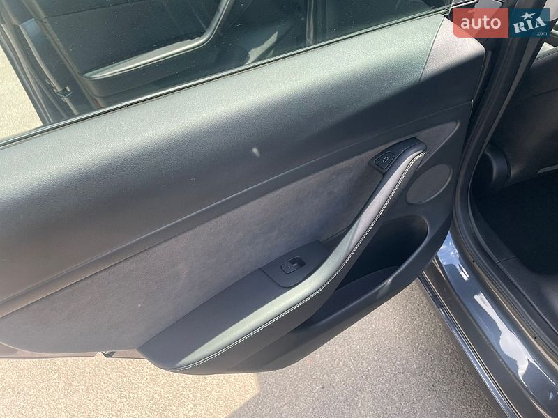 Седан Tesla Model 3 2023 в Львові