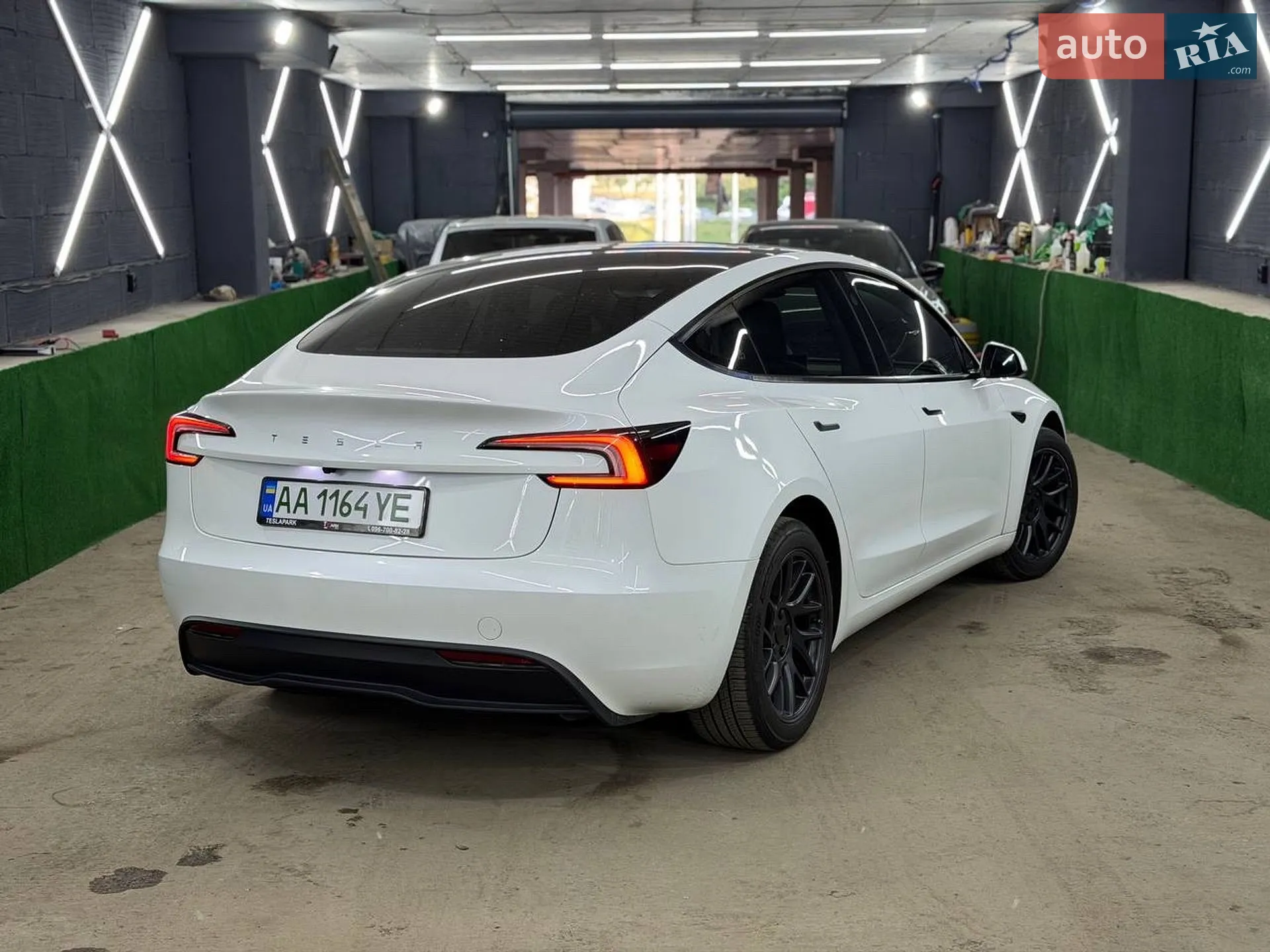 2025 Tesla Model 3 - мініатюра 4