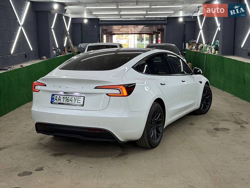 Седан Tesla Model 3 2025 в Киеве