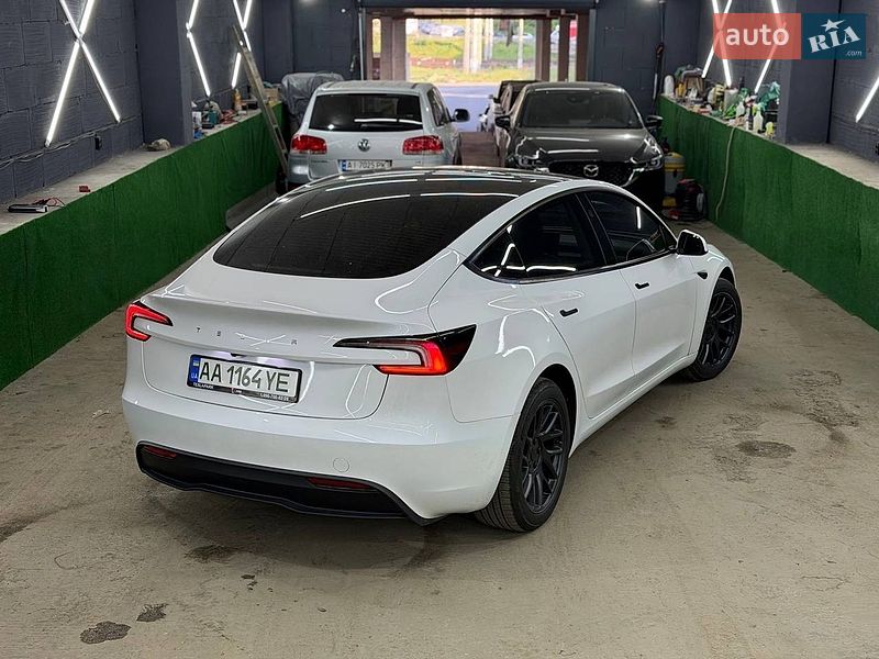 Седан Tesla Model 3 2025 в Киеве