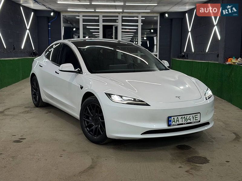 Седан Tesla Model 3 2025 в Киеве