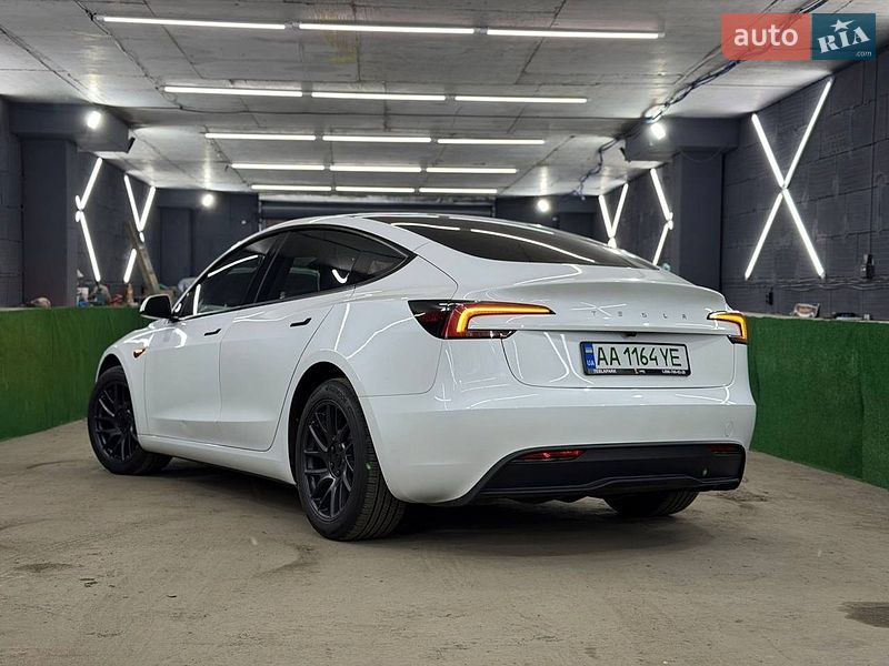 Седан Tesla Model 3 2025 в Киеве
