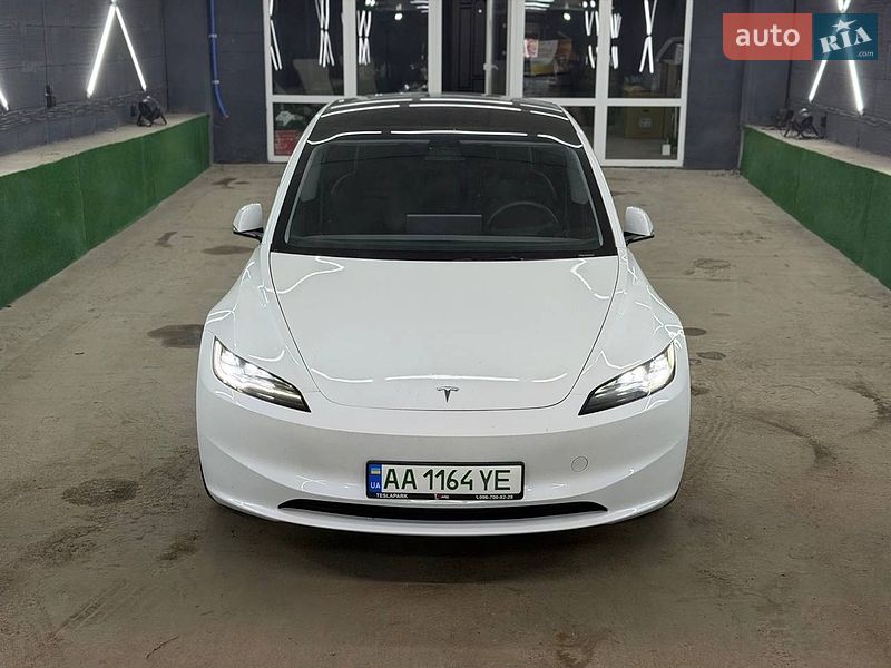 Седан Tesla Model 3 2025 в Киеве
