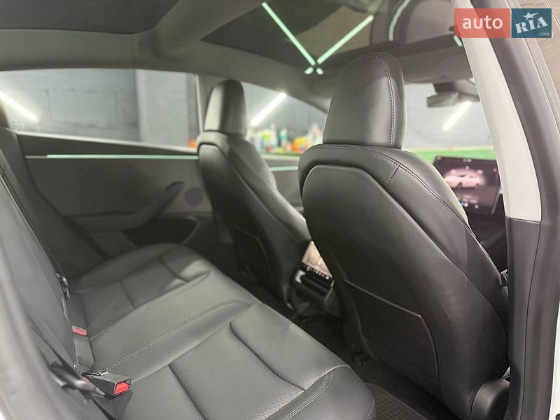 Седан Tesla Model 3 2025 в Киеве