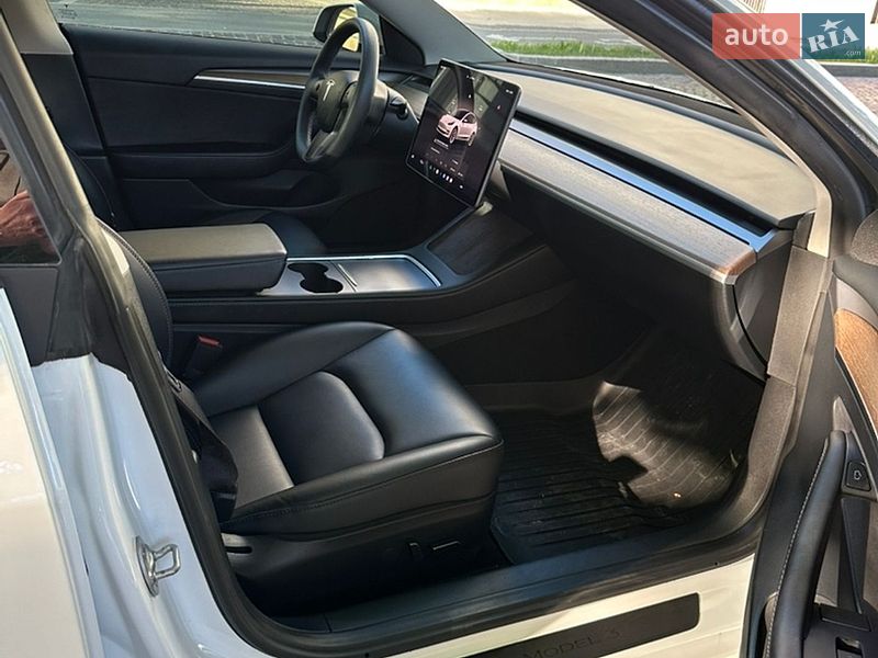 Седан Tesla Model 3 2023 в Львові