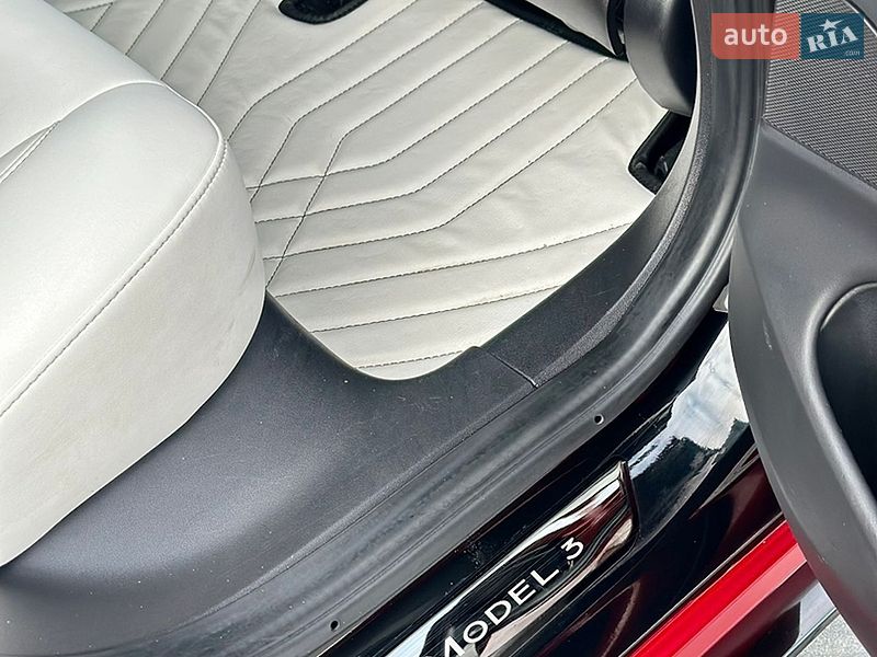 Седан Tesla Model 3 2019 в Львове