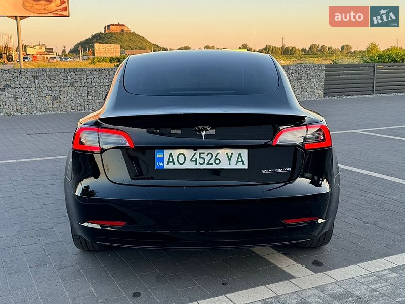 Седан Tesla Model 3 2021 в Мукачево