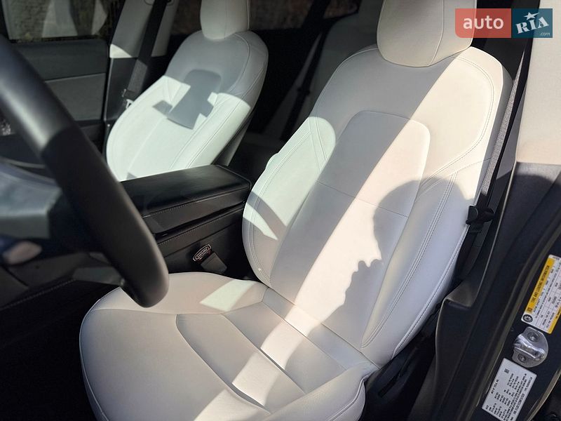 Седан Tesla Model 3 2022 в Львове