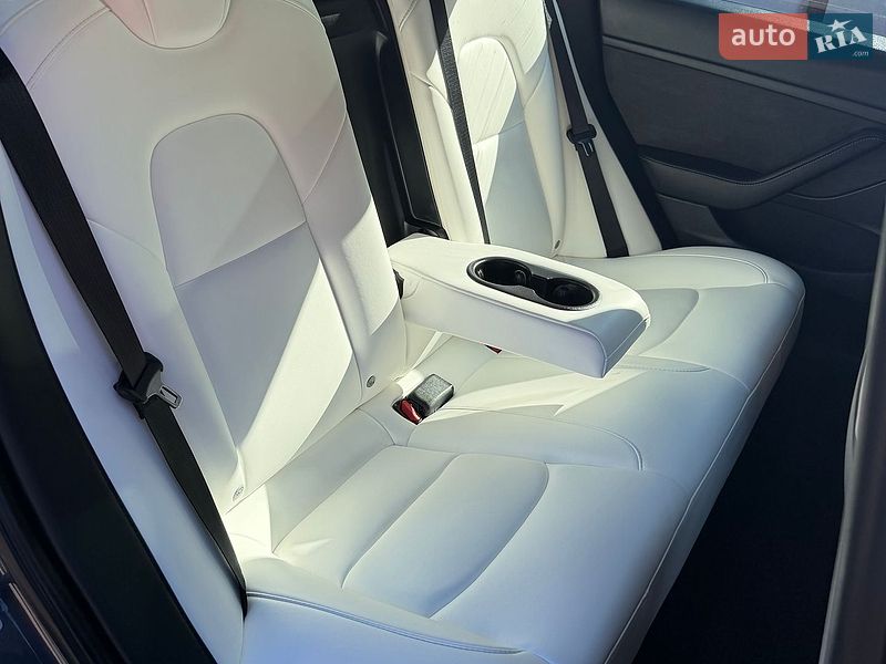 Седан Tesla Model 3 2023 в Львові
