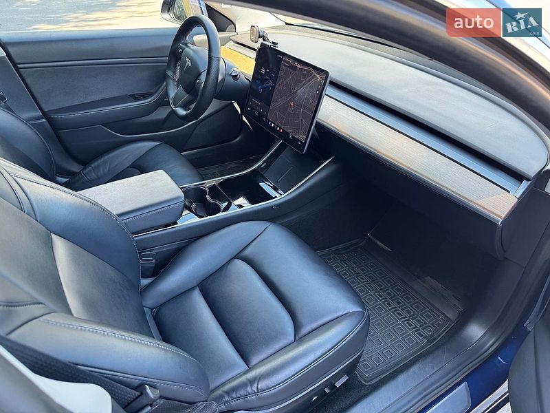 Седан Tesla Model 3 2020 в Киеве