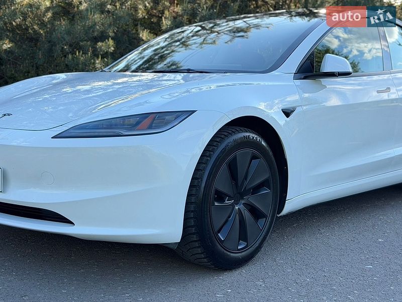 Седан Tesla Model 3 2024 в Львові