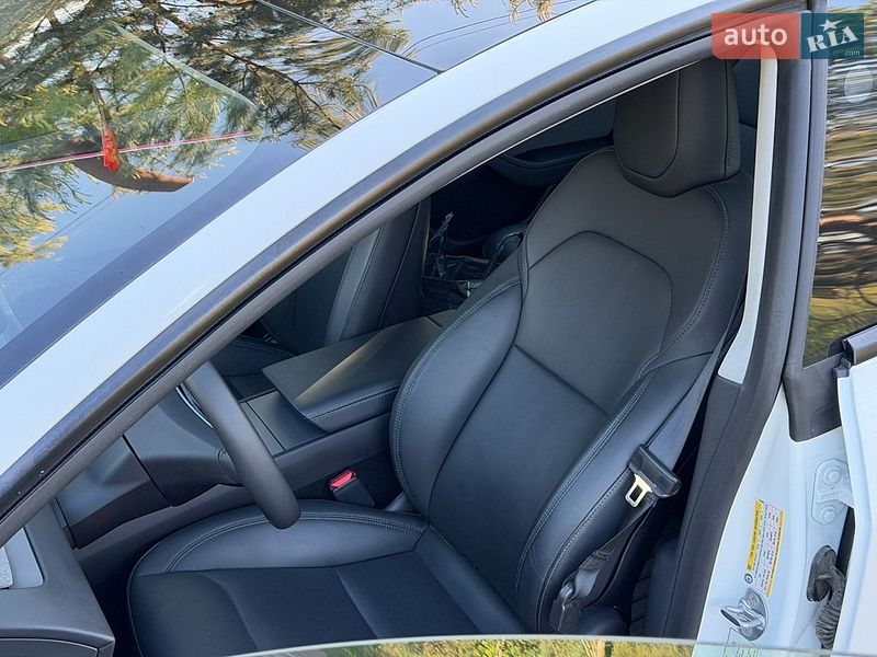 Седан Tesla Model 3 2024 в Львові