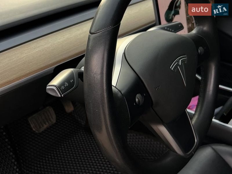 Седан Tesla Model 3 2020 в Львове